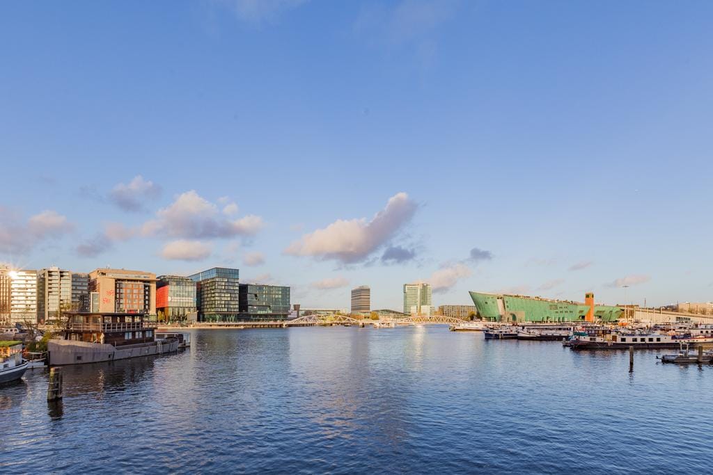 Charming apartment with city and water views in Amsterdam's historic centre — 19