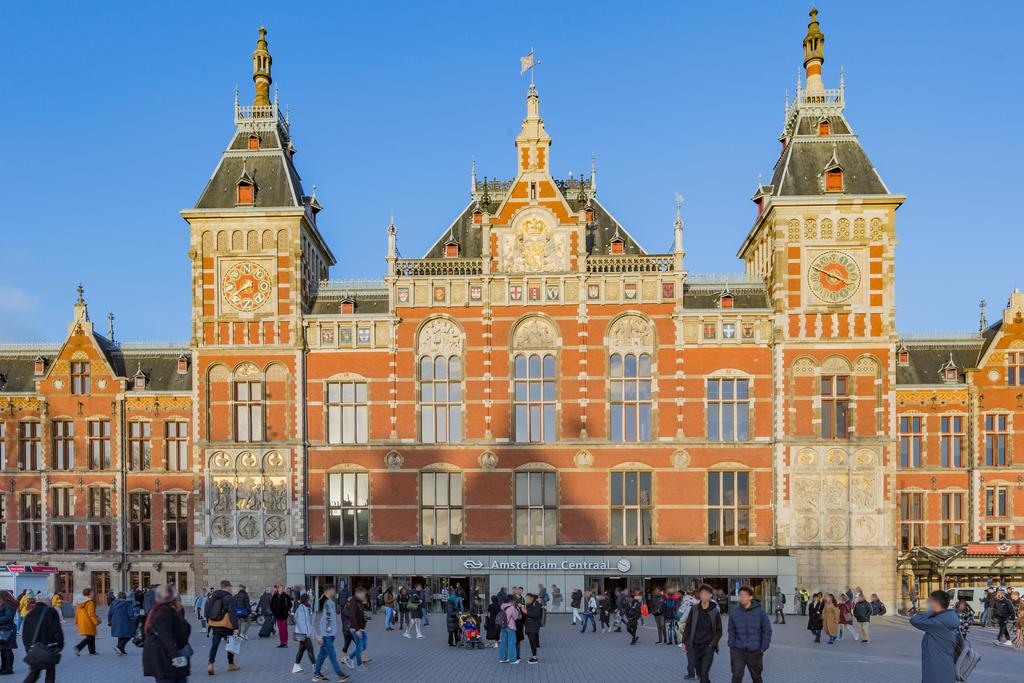 Charming apartment with city and water views in Amsterdam's historic centre — 20
