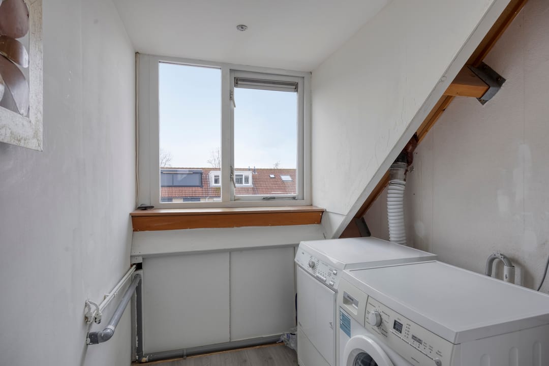 Spacious Family Home with Extended Living Room and Sunny Southwest Garden in Klapwijk — 32