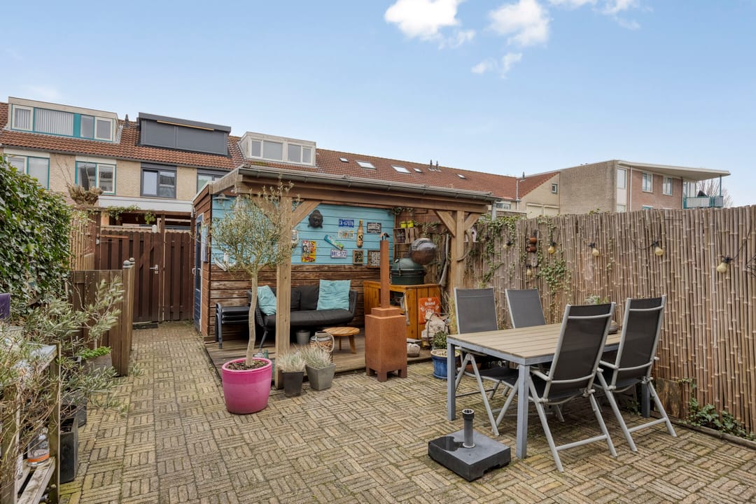 Spacious Family Home with Extended Living Room and Sunny Southwest Garden in Klapwijk — 38