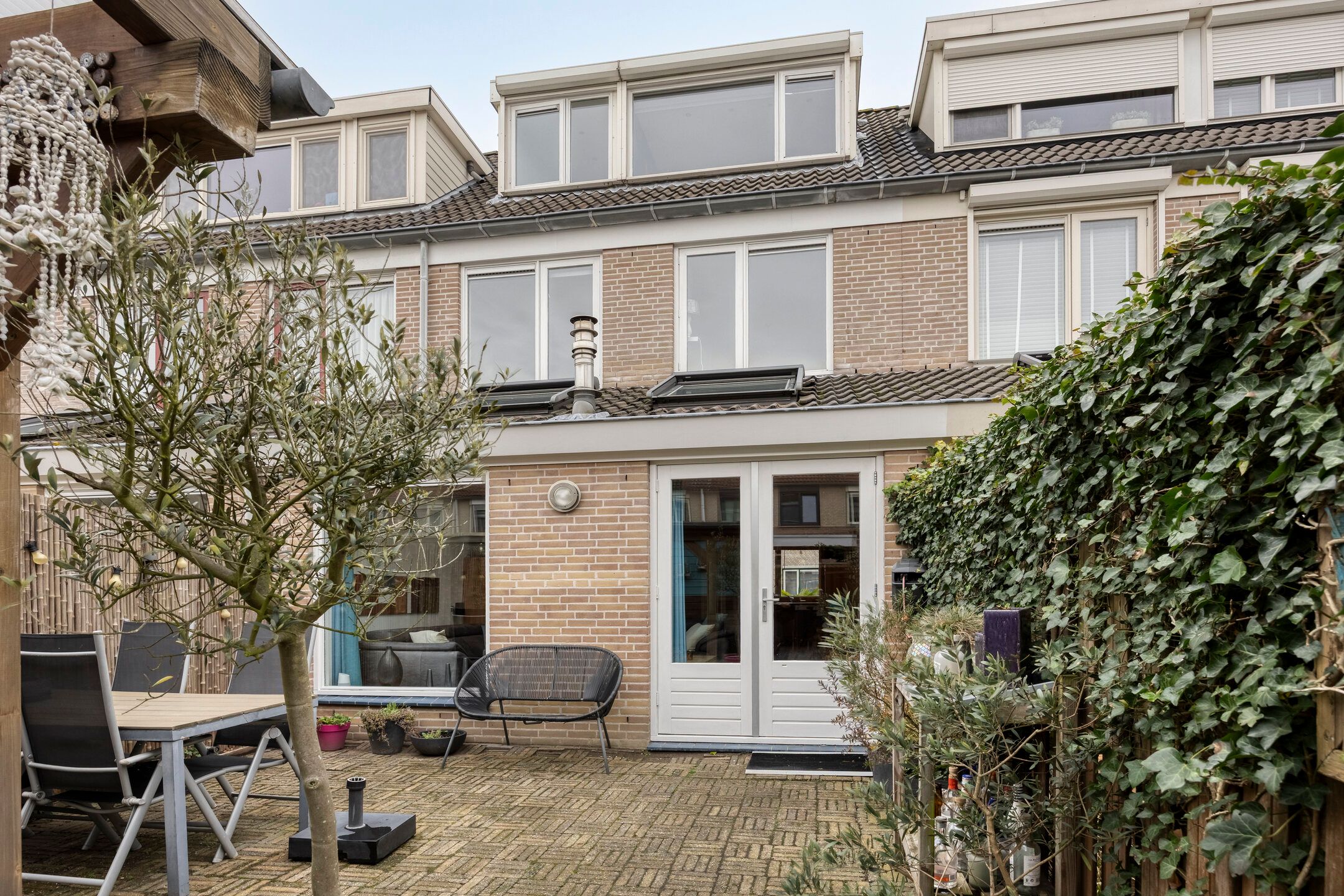 Spacious Family Home with Extended Living Room and Sunny Southwest Garden in Klapwijk — 39