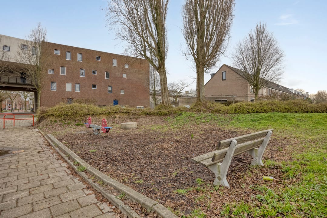 Spacious Family Home with Extended Living Room and Sunny Southwest Garden in Klapwijk — 49