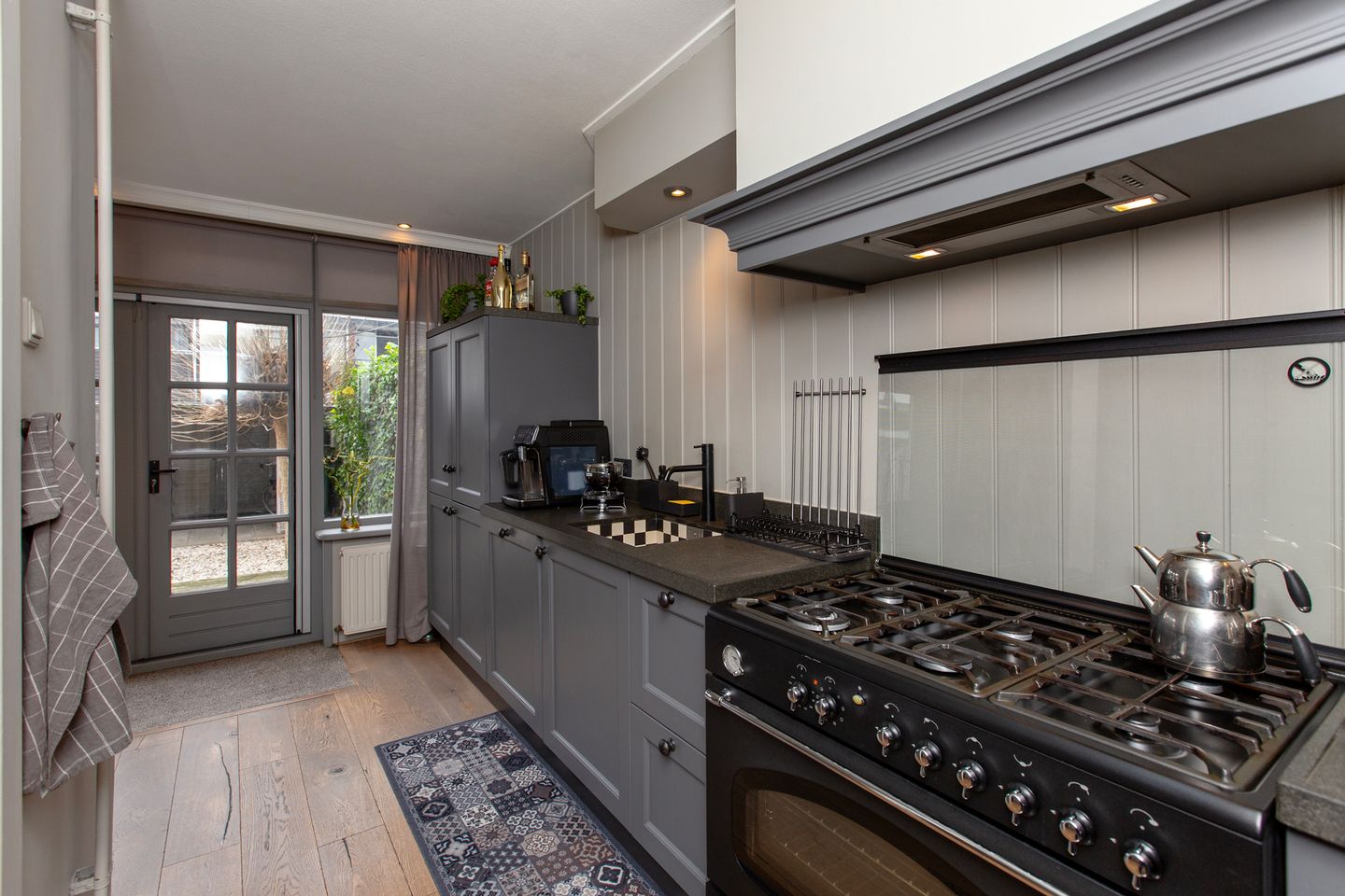 Photo 10 of Jan van de Cappellestraat 12