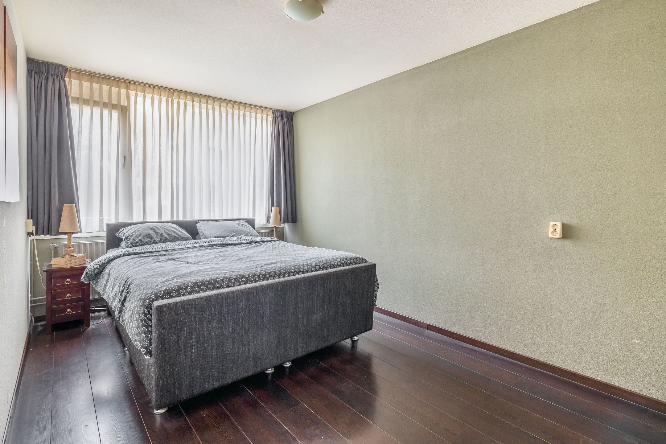 Spacious corner home with 4 bedrooms, solar panels and sunny west-facing garden — 12