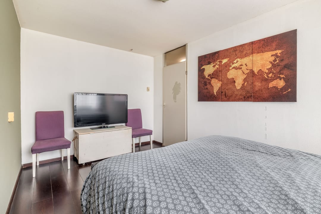 Spacious corner home with 4 bedrooms, solar panels and sunny west-facing garden — 13