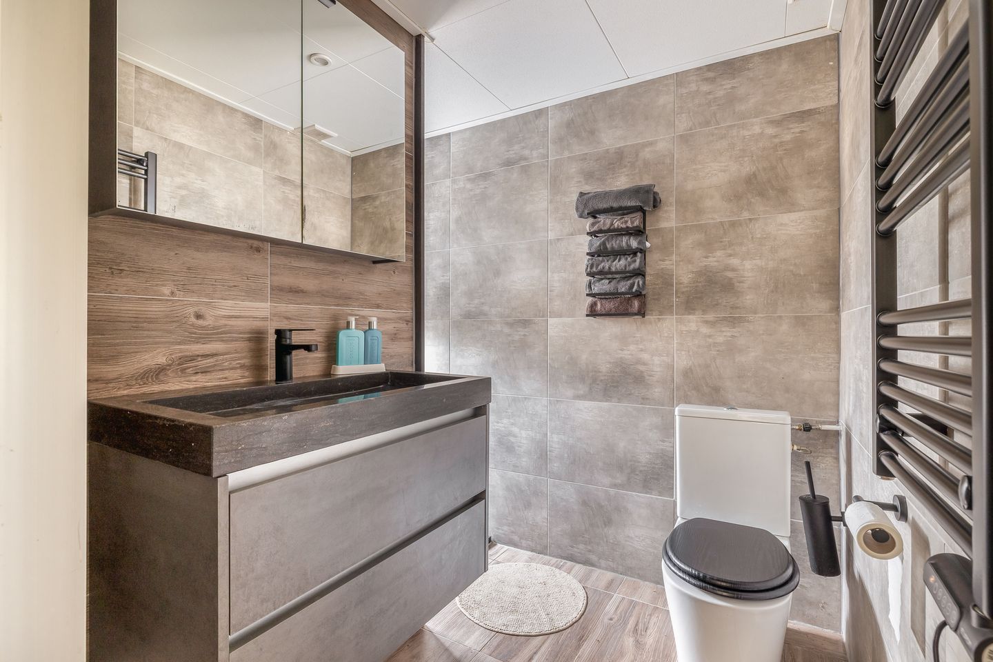 Spacious corner home with 4 bedrooms, solar panels and sunny west-facing garden — 14