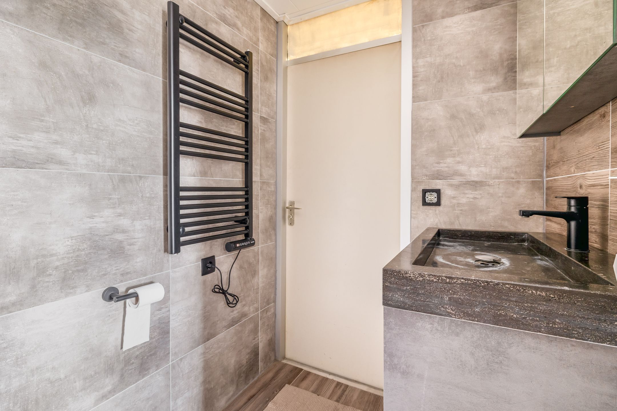Spacious corner home with 4 bedrooms, solar panels and sunny west-facing garden — 15
