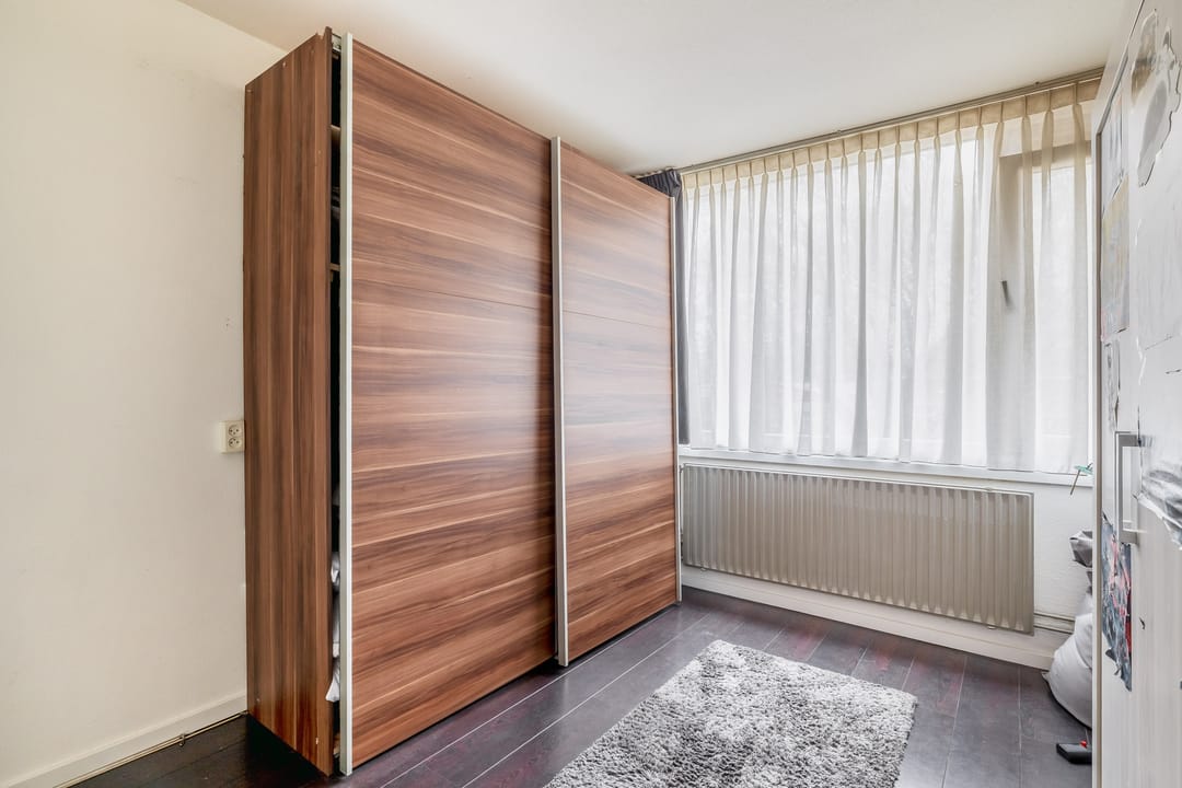 Spacious corner home with 4 bedrooms, solar panels and sunny west-facing garden — 17