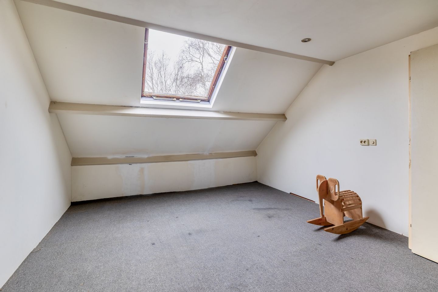 Spacious corner home with 4 bedrooms, solar panels and sunny west-facing garden — 18