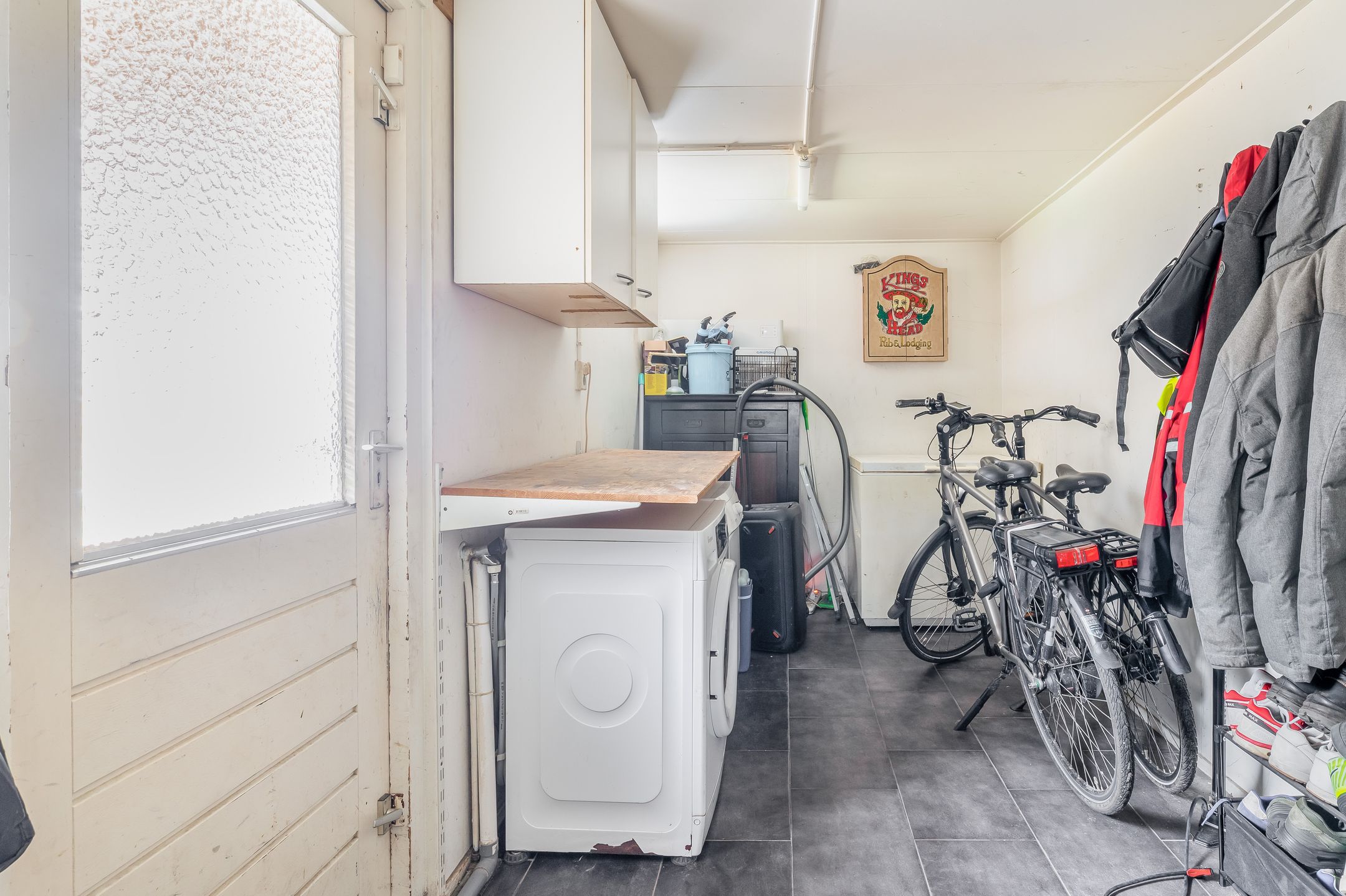 Spacious corner home with 4 bedrooms, solar panels and sunny west-facing garden — 19