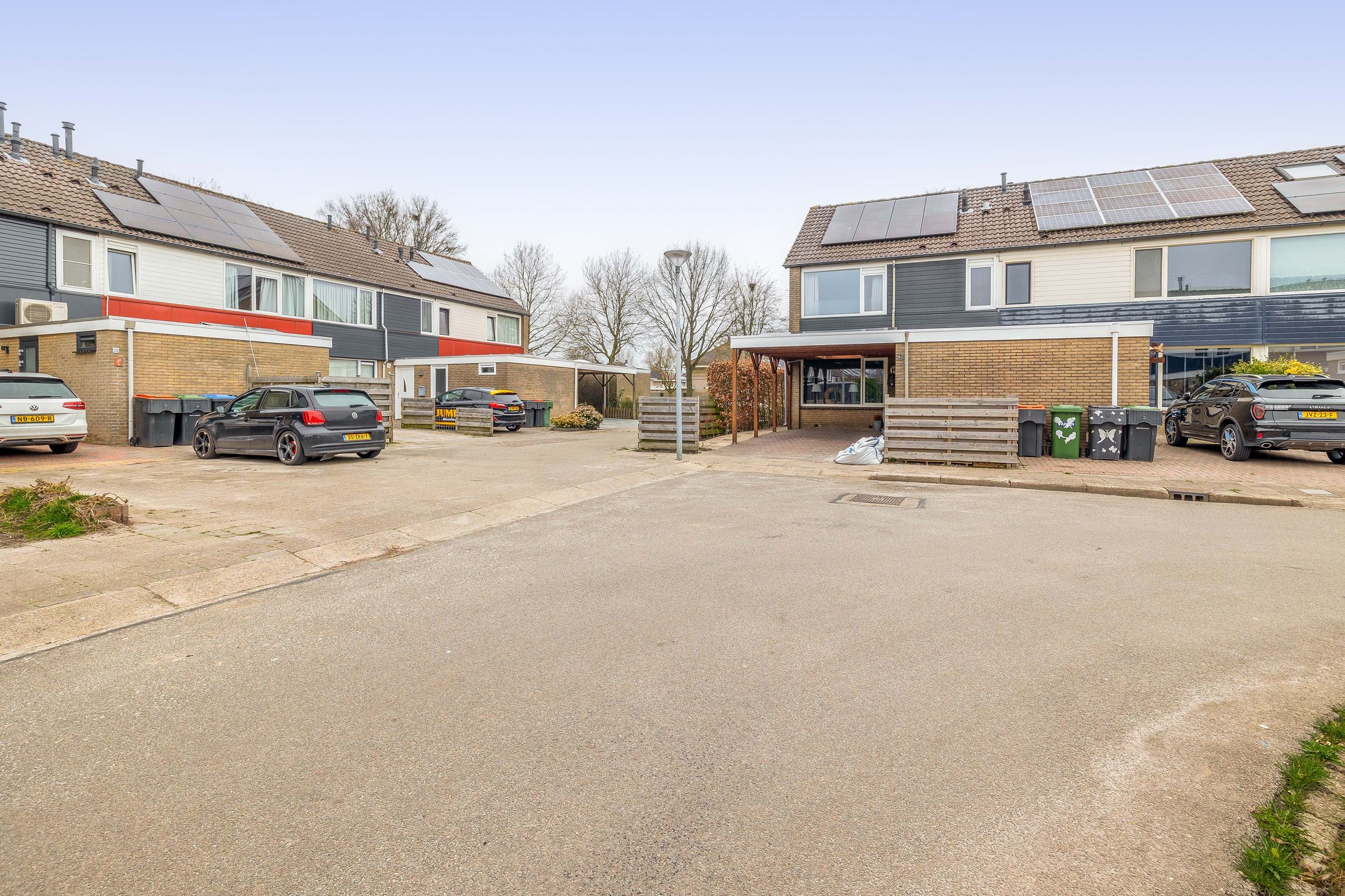 Spacious corner home with 4 bedrooms, solar panels and sunny west-facing garden — 22