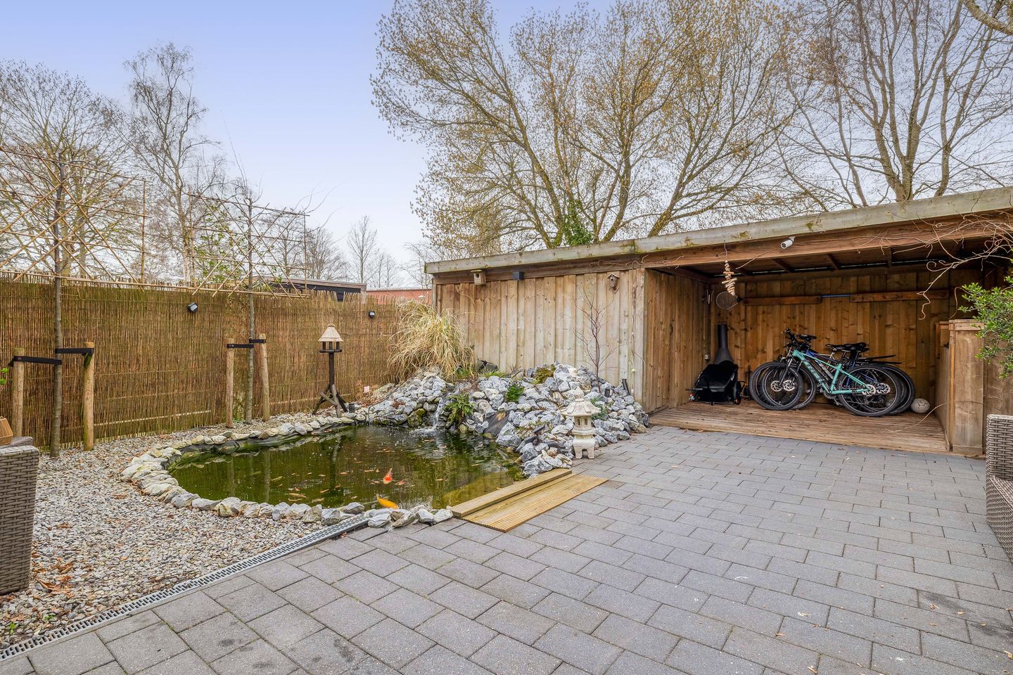 Spacious corner home with 4 bedrooms, solar panels and sunny west-facing garden — 23