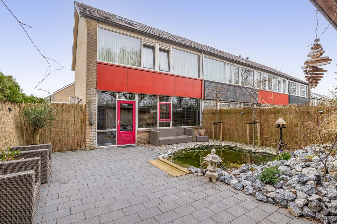 Spacious corner home with 4 bedrooms, solar panels and sunny west-facing garden — 24