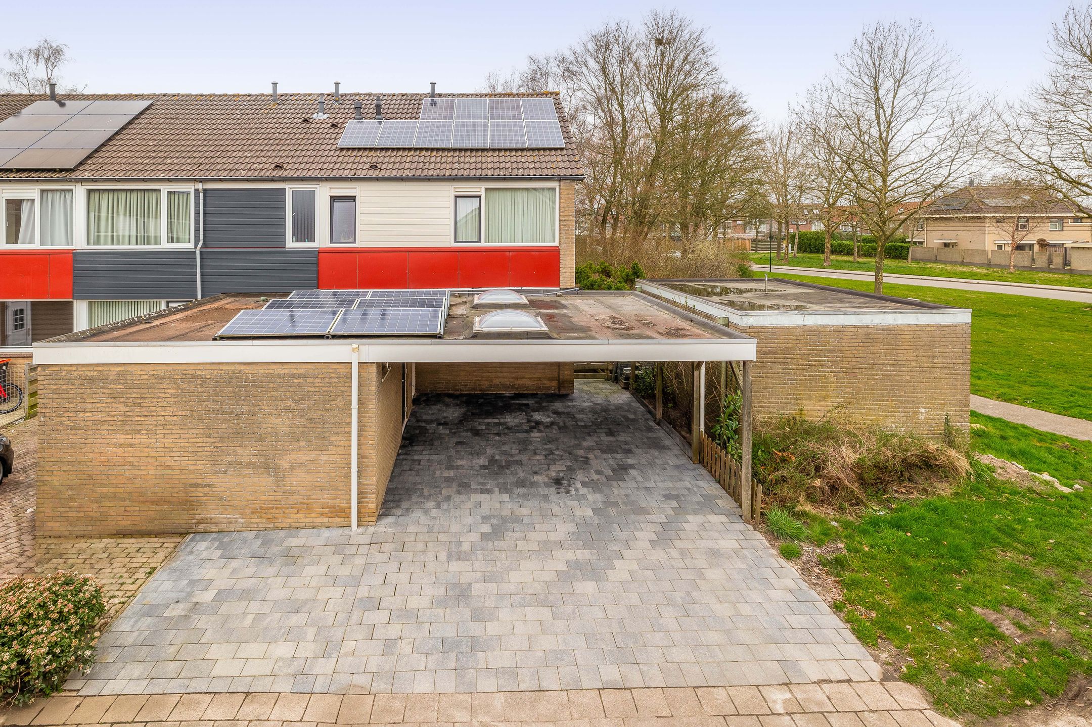 Spacious corner home with 4 bedrooms, solar panels and sunny west-facing garden — 25