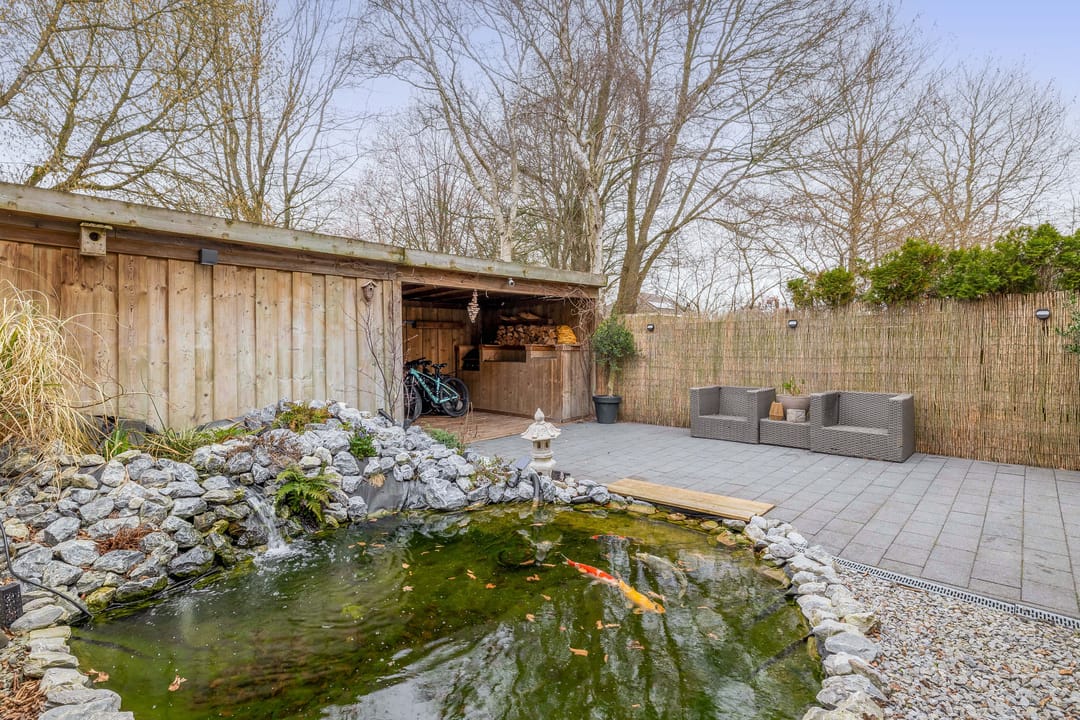 Spacious corner home with 4 bedrooms, solar panels and sunny west-facing garden — 26