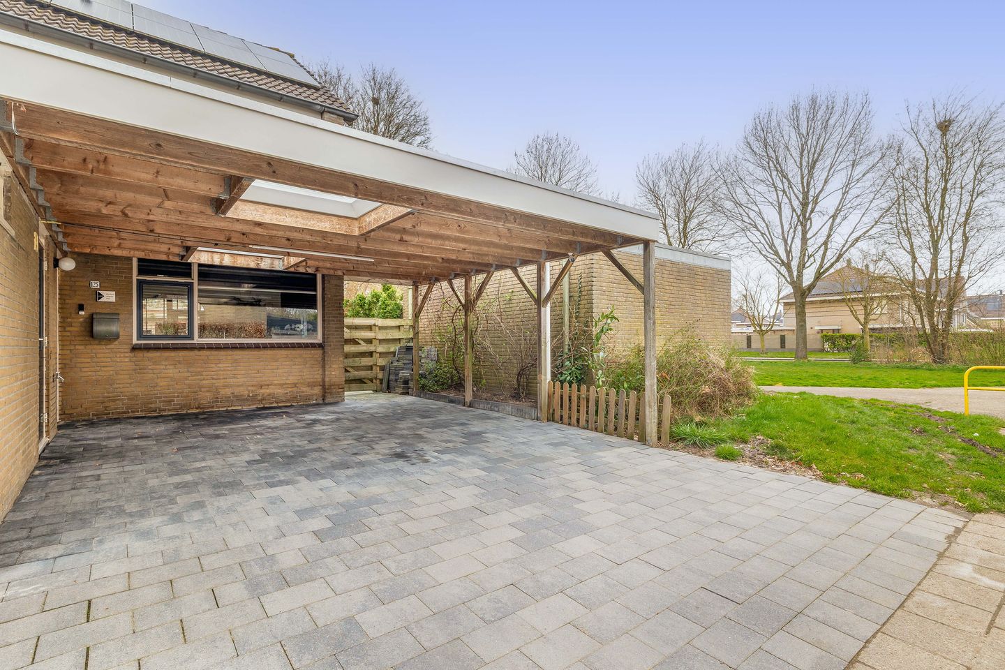 Spacious corner home with 4 bedrooms, solar panels and sunny west-facing garden — 27