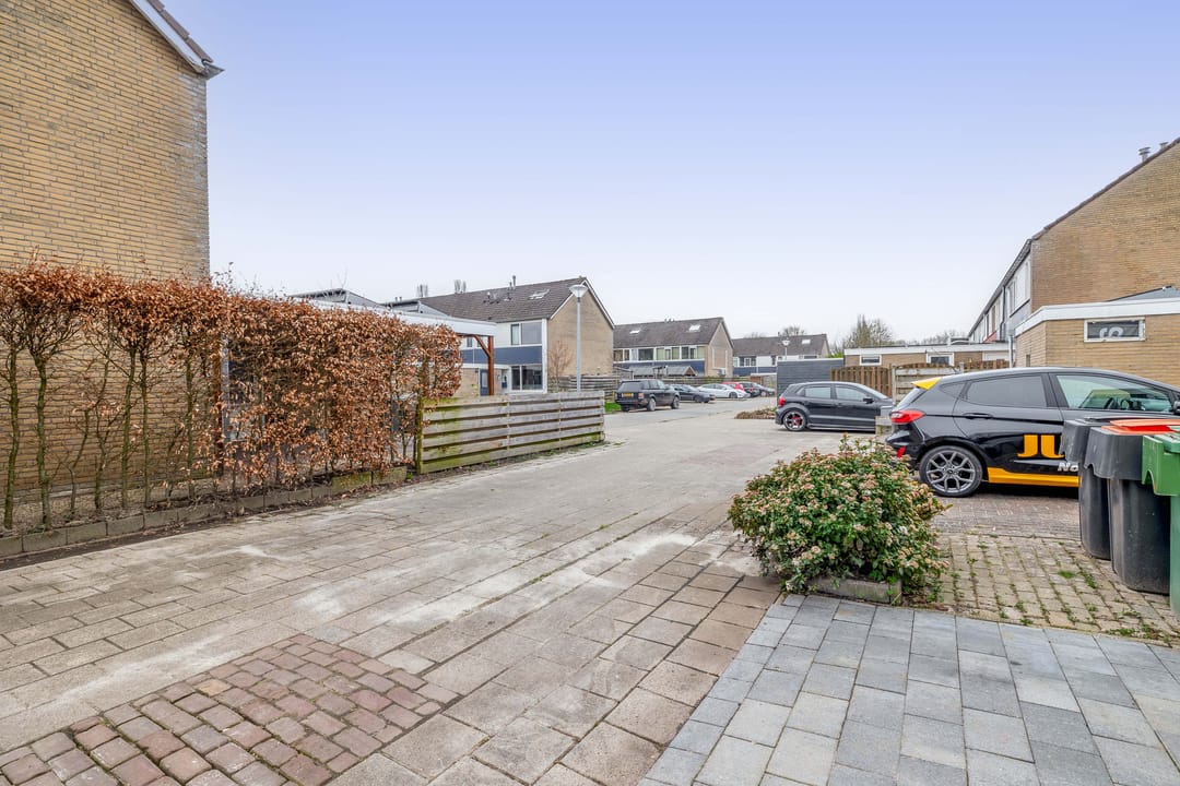 Spacious corner home with 4 bedrooms, solar panels and sunny west-facing garden — 29