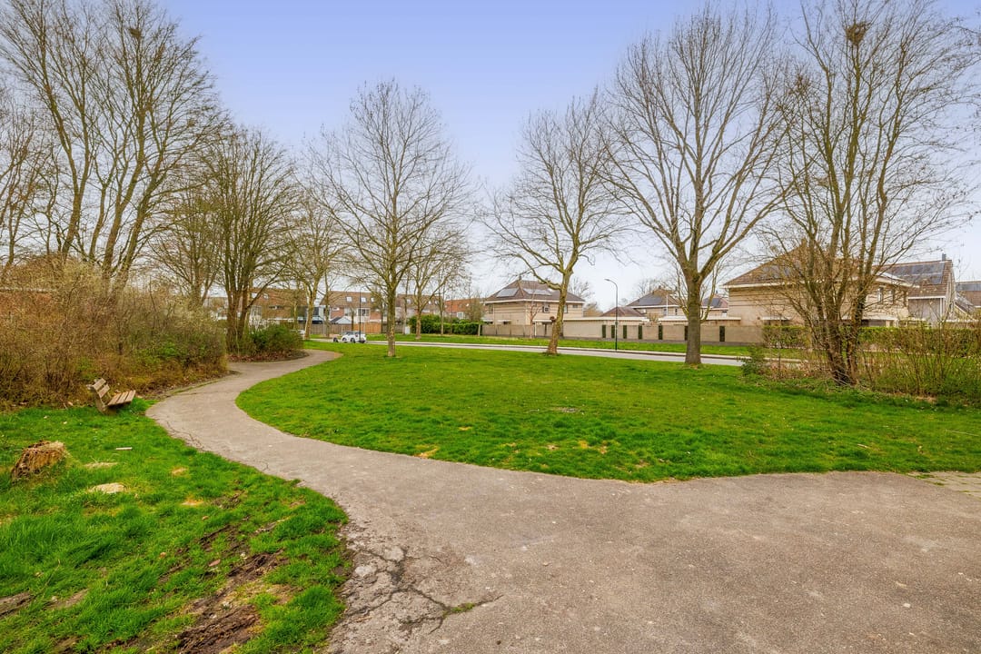 Spacious corner home with 4 bedrooms, solar panels and sunny west-facing garden — 30