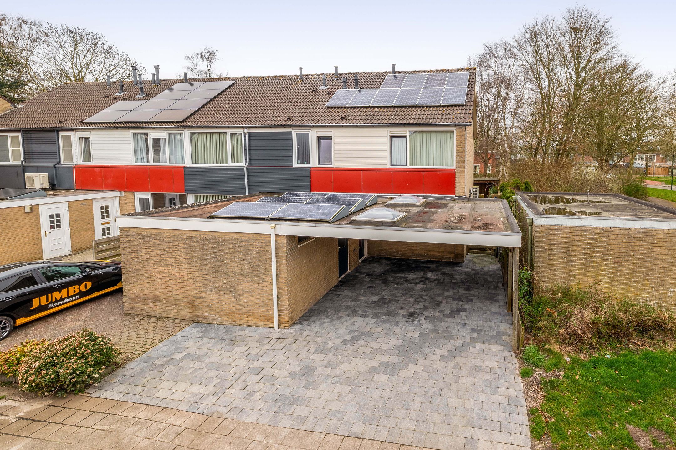 Spacious corner home with 4 bedrooms, solar panels and sunny west-facing garden — 31
