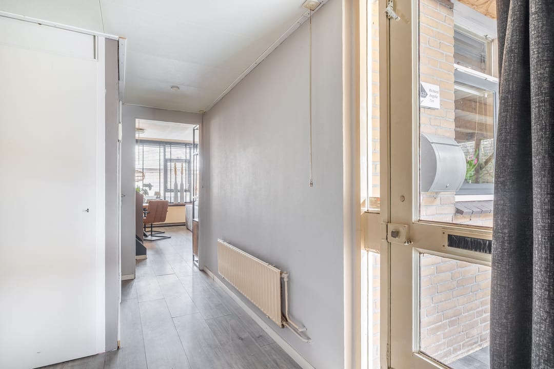 Spacious corner home with 4 bedrooms, solar panels and sunny west-facing garden — 20