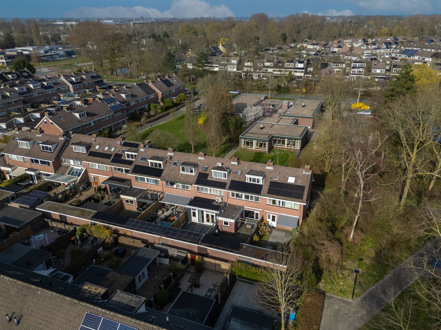Spacious 4-bedroom terraced house with cellar and southwest-facing garden in Planetenwijk — 30