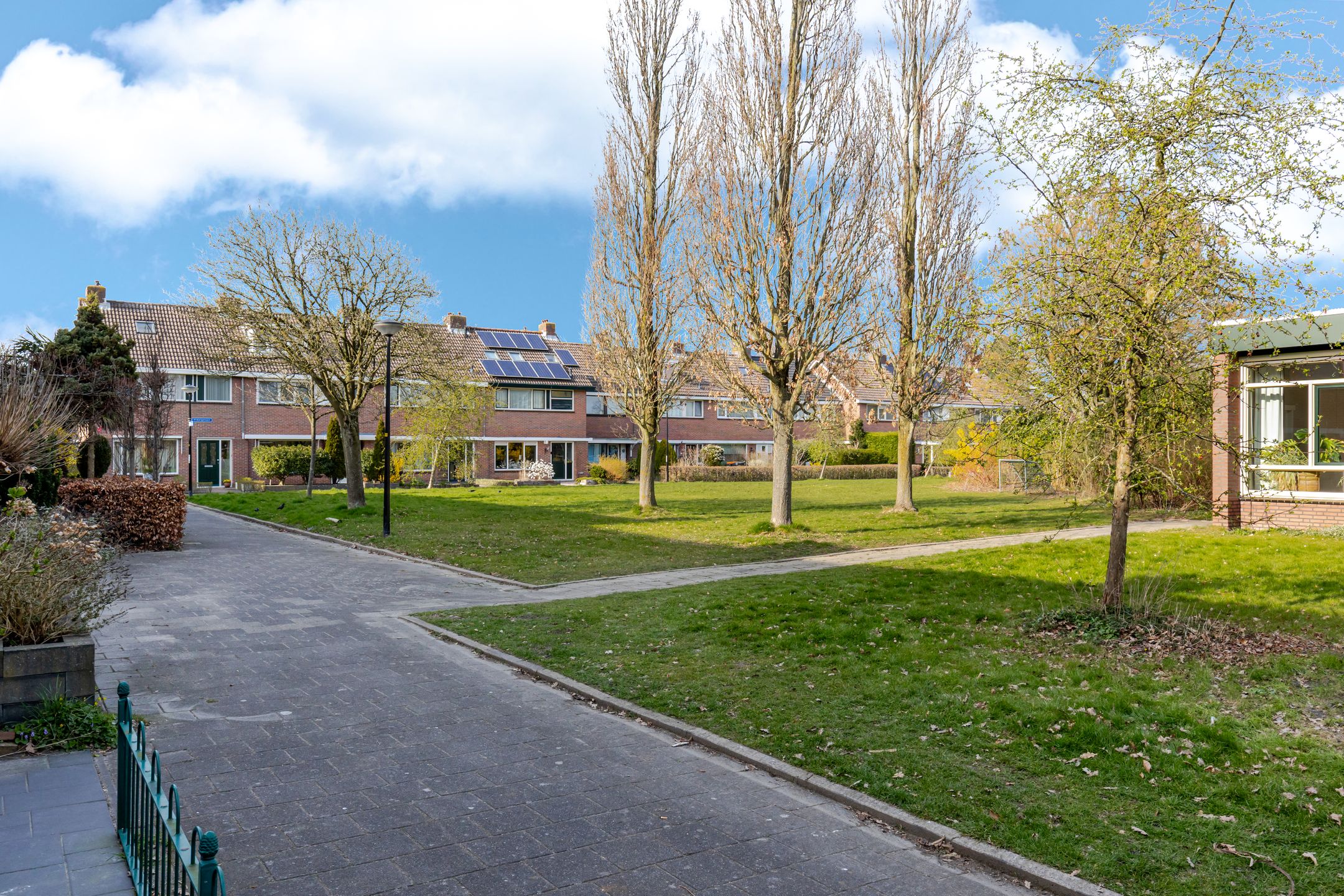 Spacious 4-bedroom terraced house with cellar and southwest-facing garden in Planetenwijk — 32