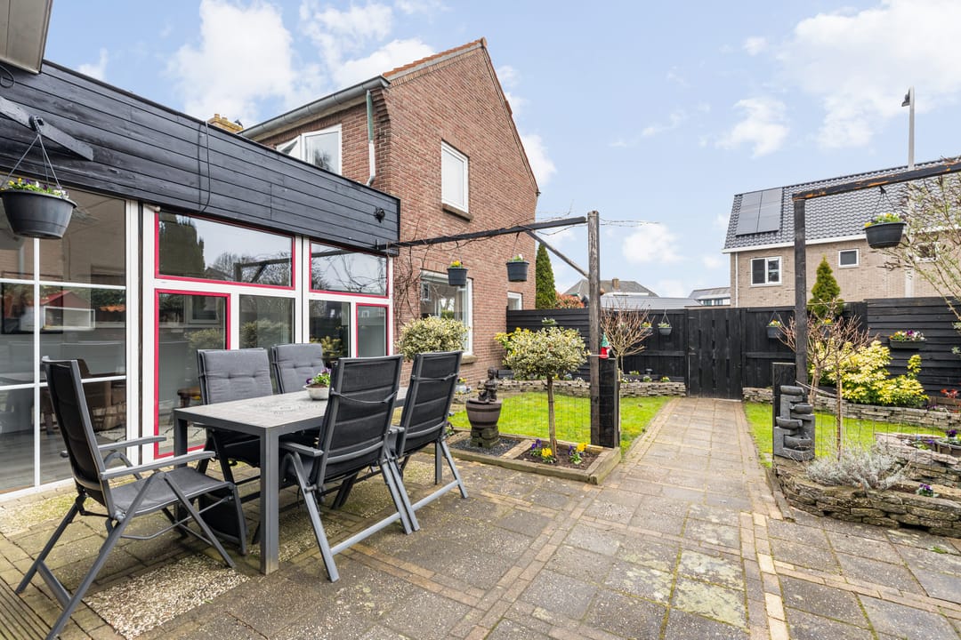 Extended semi-detached home with generous garden in Den Nul — 28
