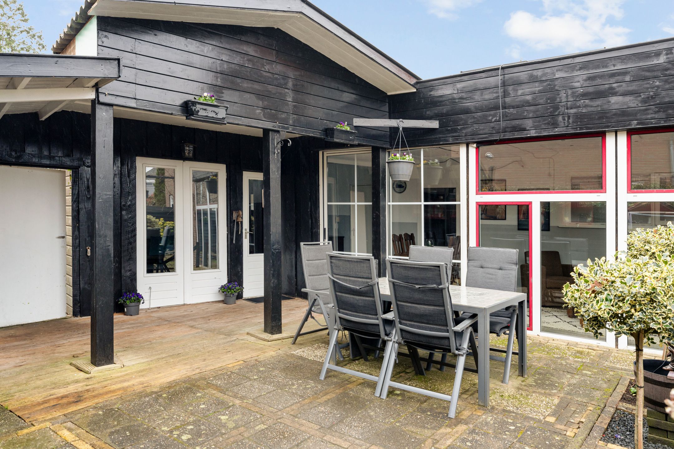 Extended semi-detached home with generous garden in Den Nul — 30