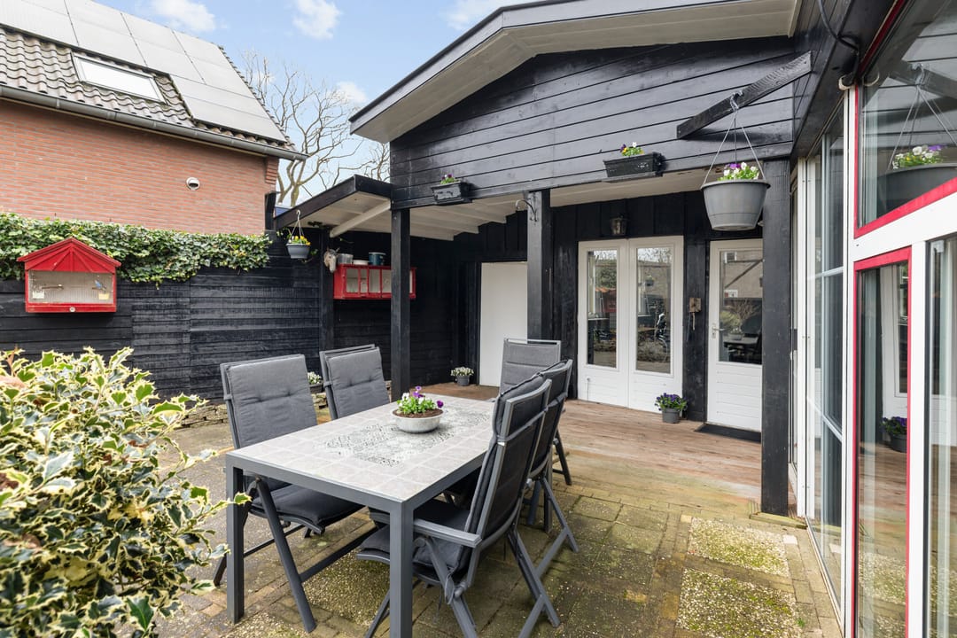 Extended semi-detached home with generous garden in Den Nul — 31