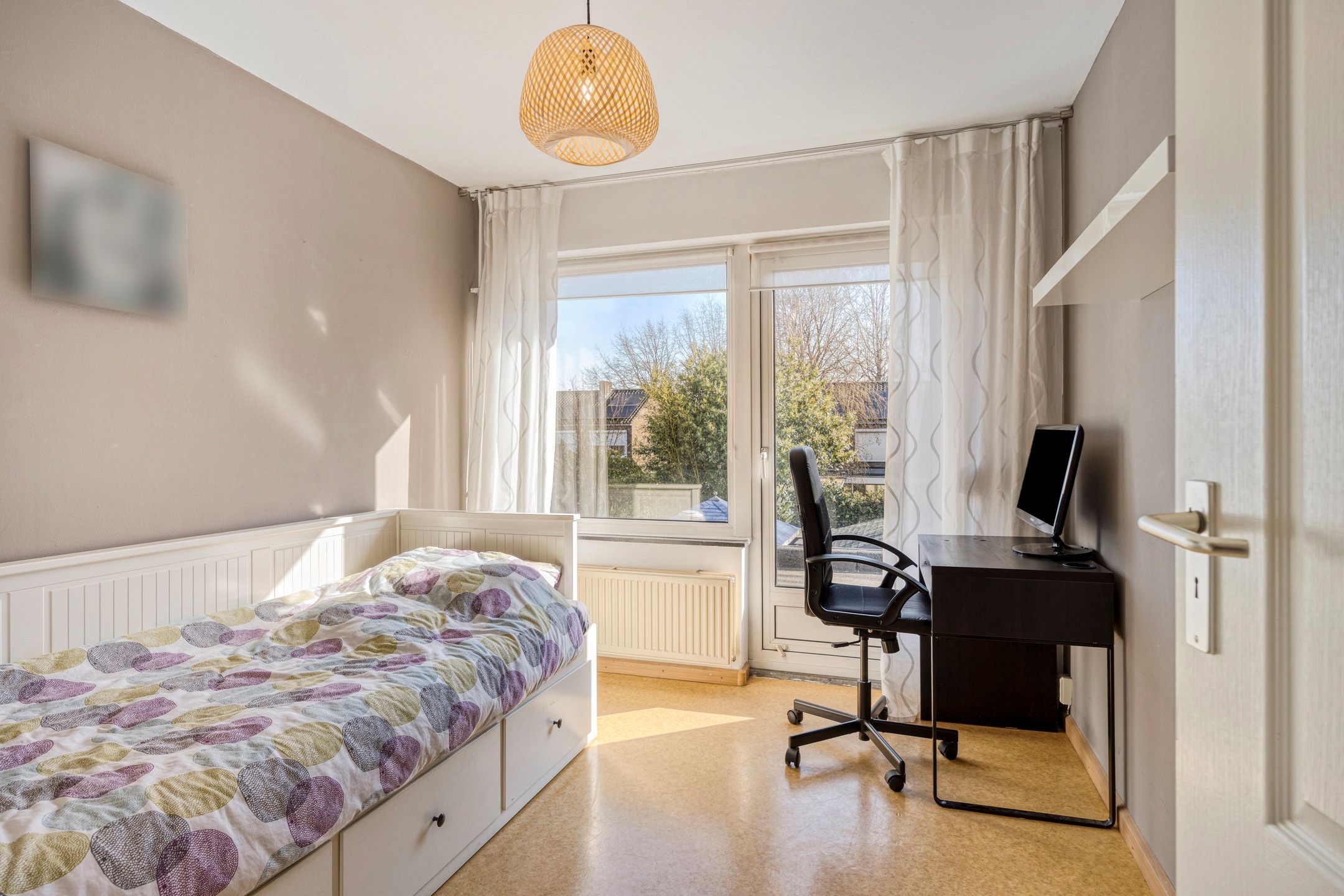 Spacious Corner Family Home with Guest Room and Sunny Garden in Heugem — 23