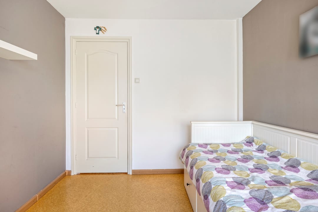 Spacious Corner Family Home with Guest Room and Sunny Garden in Heugem — 24
