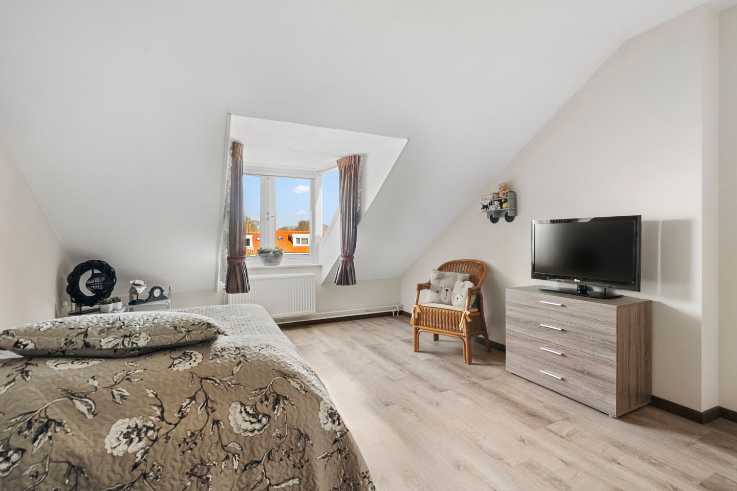 Spacious Corner Home with Sunny Garden and Garage in Uithoorn — 19