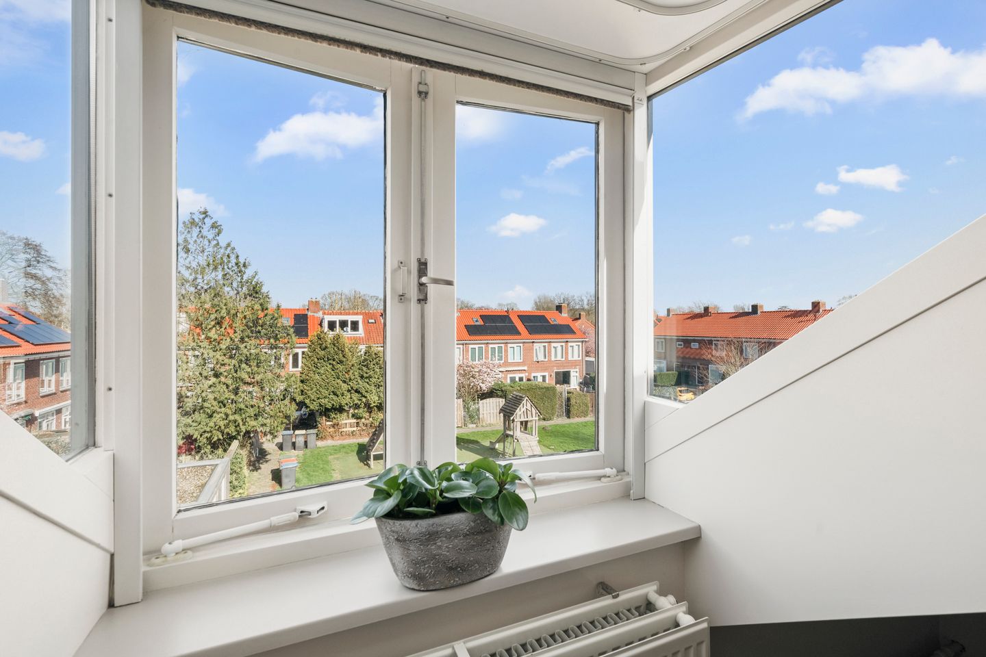 Spacious Corner Home with Sunny Garden and Garage in Uithoorn — 20