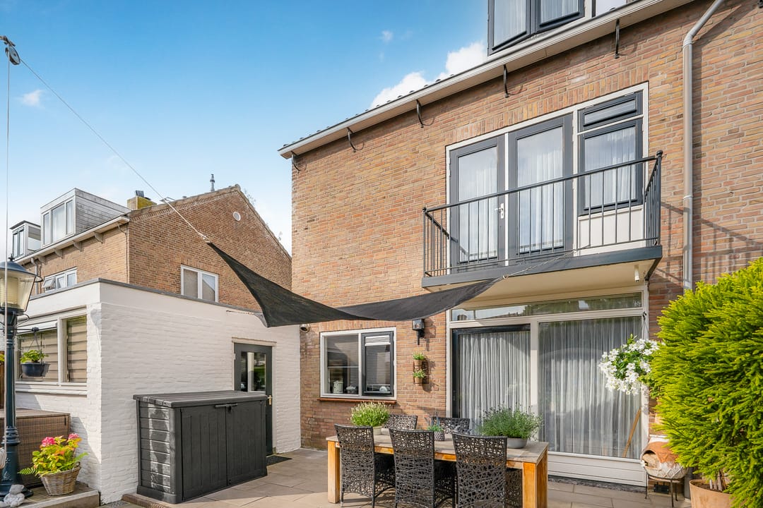 Spacious Corner Home with Sunny Garden and Garage in Uithoorn — 22