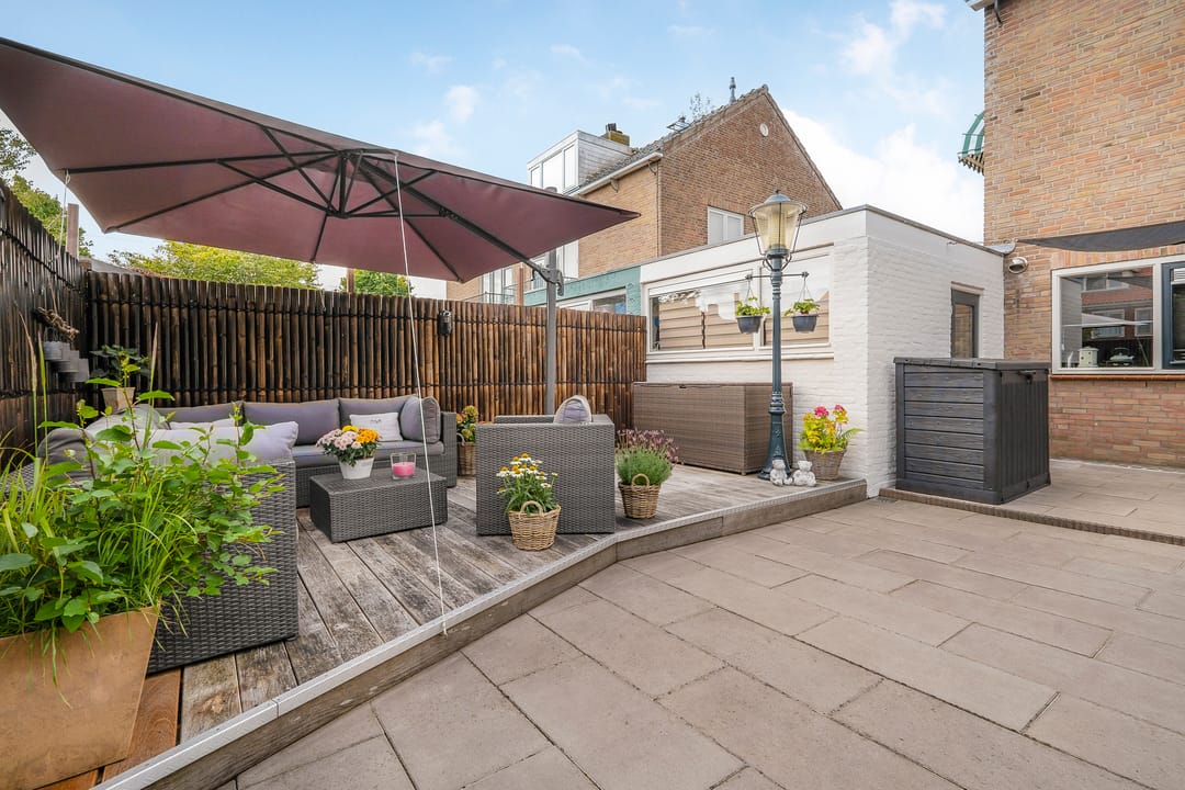 Spacious Corner Home with Sunny Garden and Garage in Uithoorn — 26