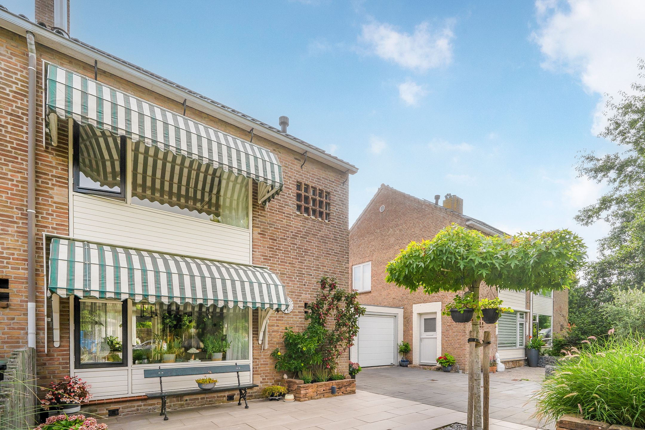 Spacious Corner Home with Sunny Garden and Garage in Uithoorn — 27