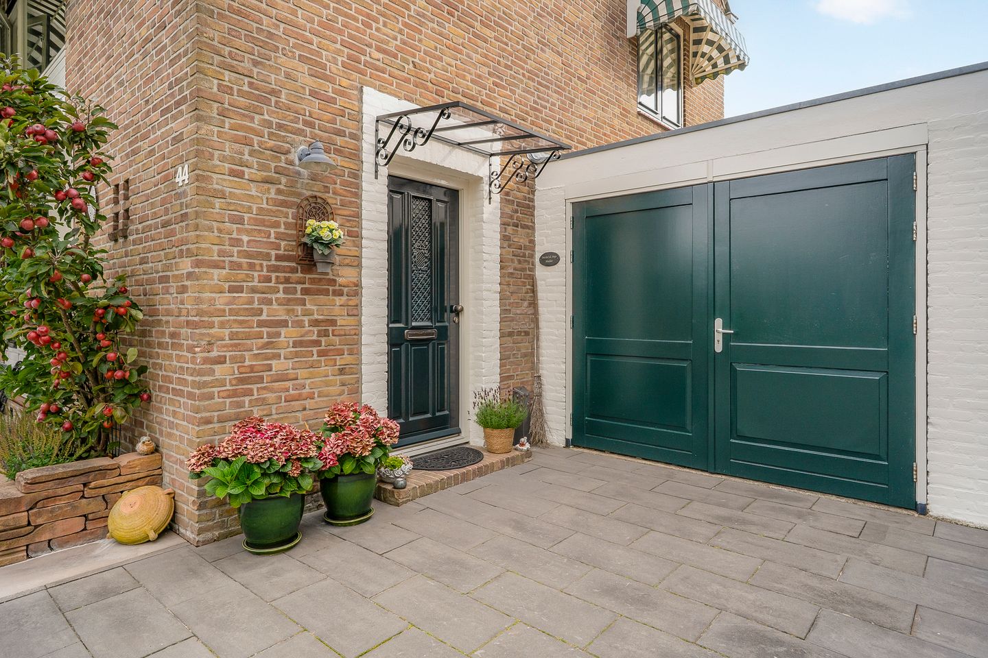 Spacious Corner Home with Sunny Garden and Garage in Uithoorn — 29