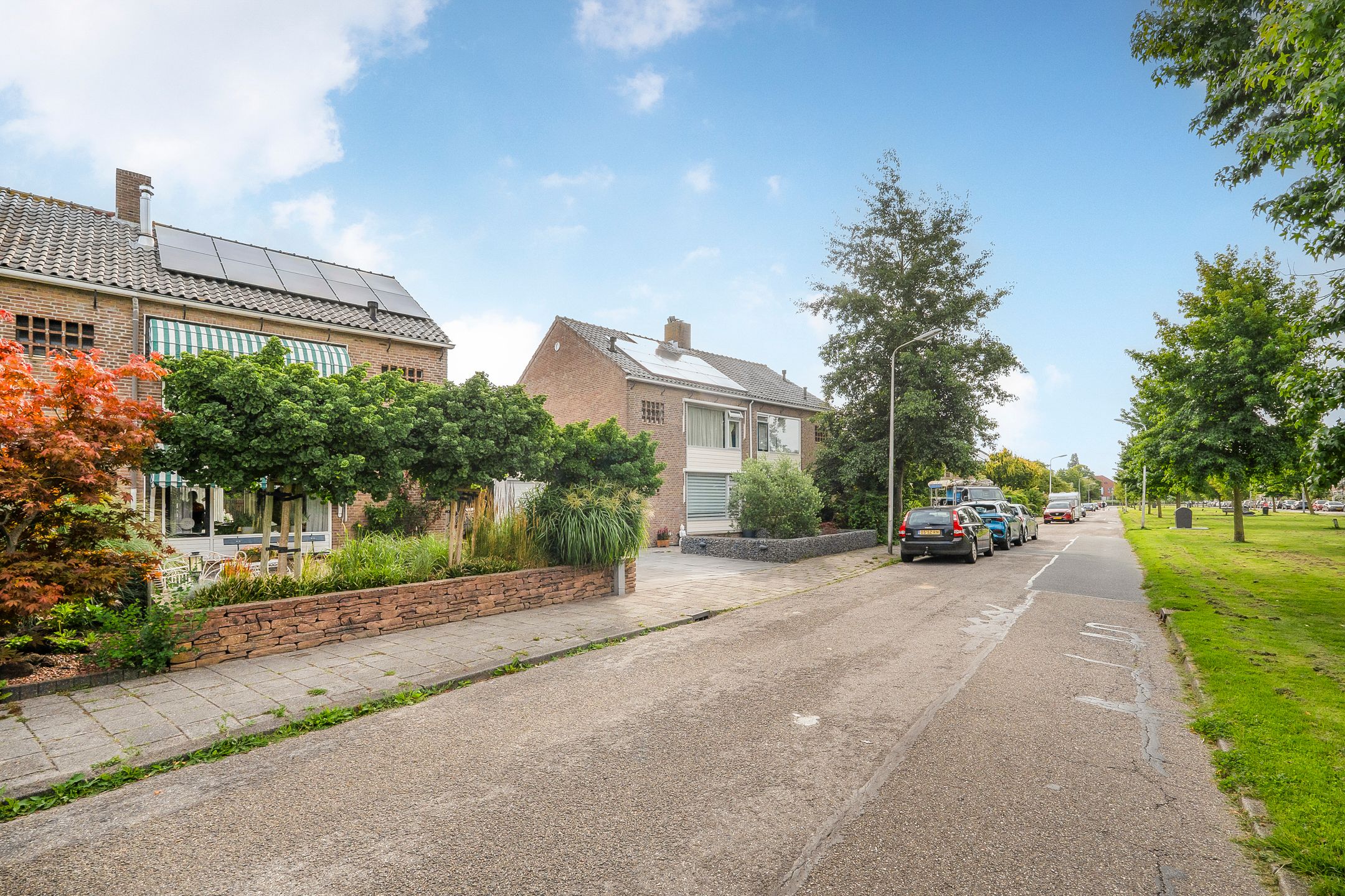 Spacious Corner Home with Sunny Garden and Garage in Uithoorn — 30