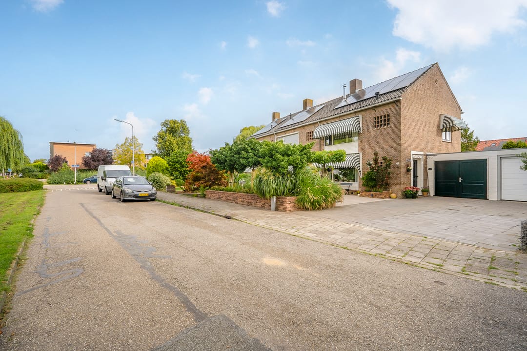 Spacious Corner Home with Sunny Garden and Garage in Uithoorn — 31