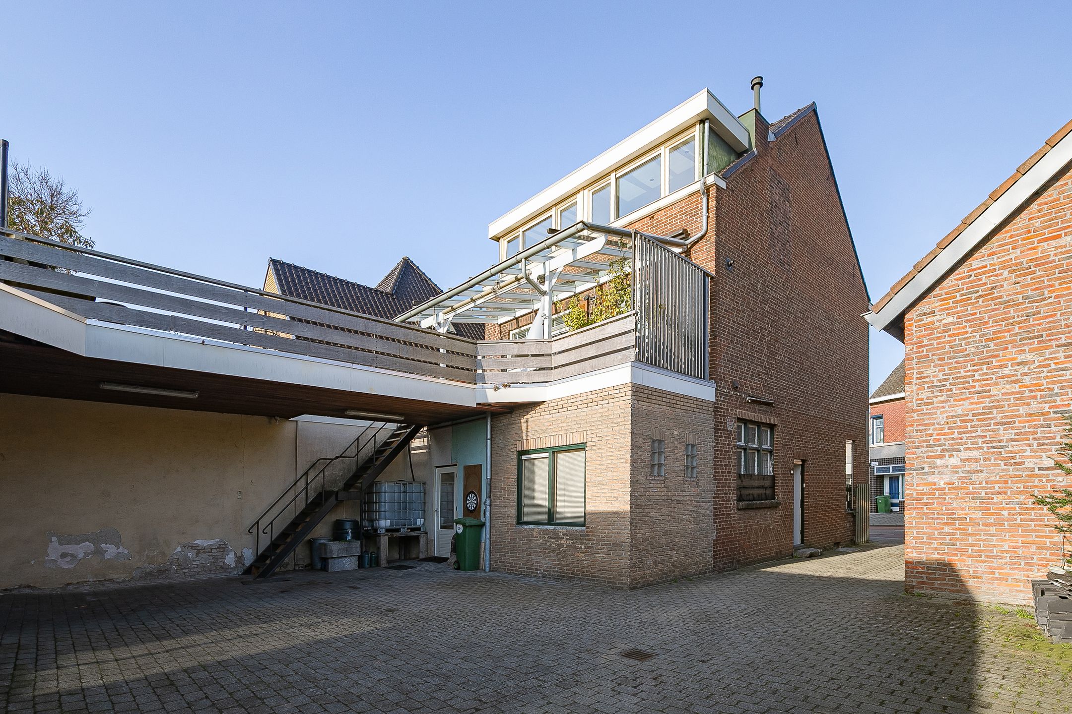 Characteristic shop/residence with spacious warehouse in Bunde centre — 34