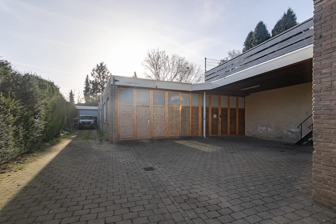 Characteristic shop/residence with spacious warehouse in Bunde centre — 36