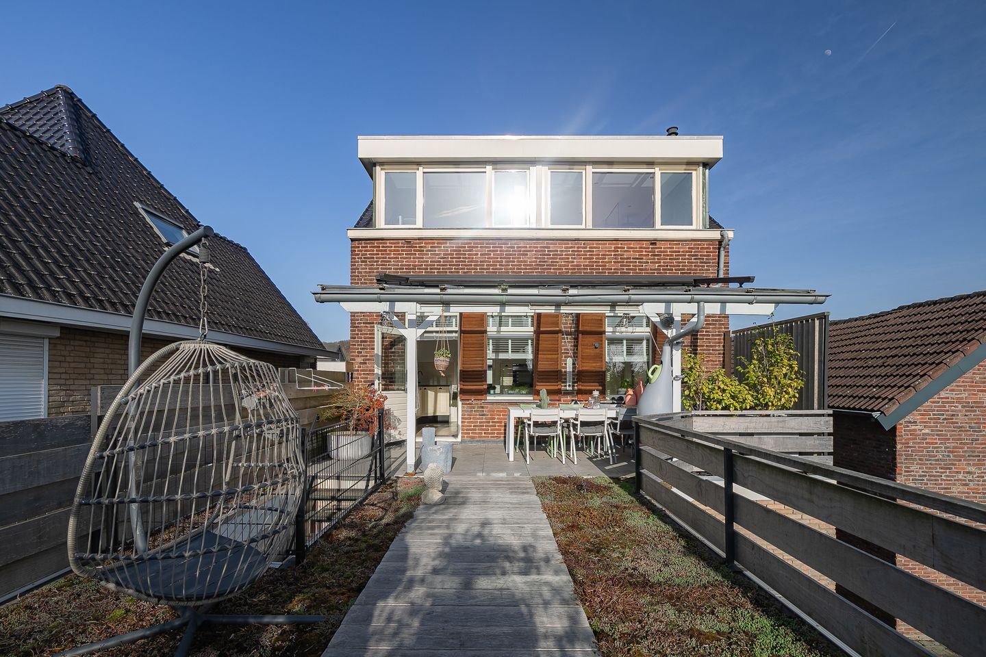 Characteristic shop/residence with spacious warehouse in Bunde centre — 24