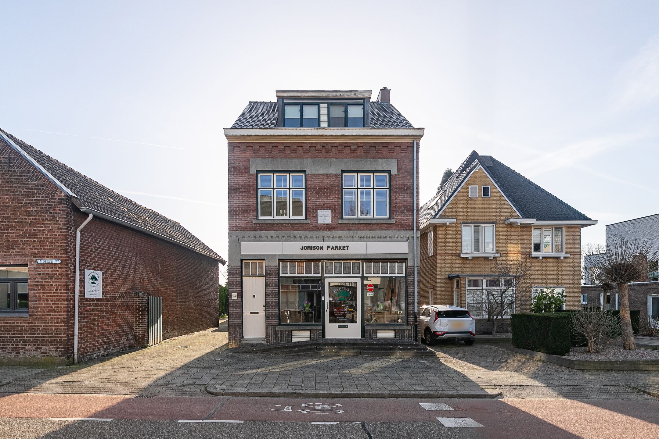 Characteristic shop/residence with spacious warehouse in Bunde centre — 38