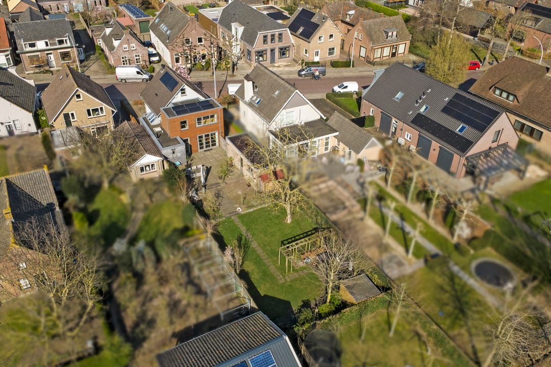Ruime vrijstaande gezinswoning met moderne uitbouw en diepe op het zuiden gelegen tuin