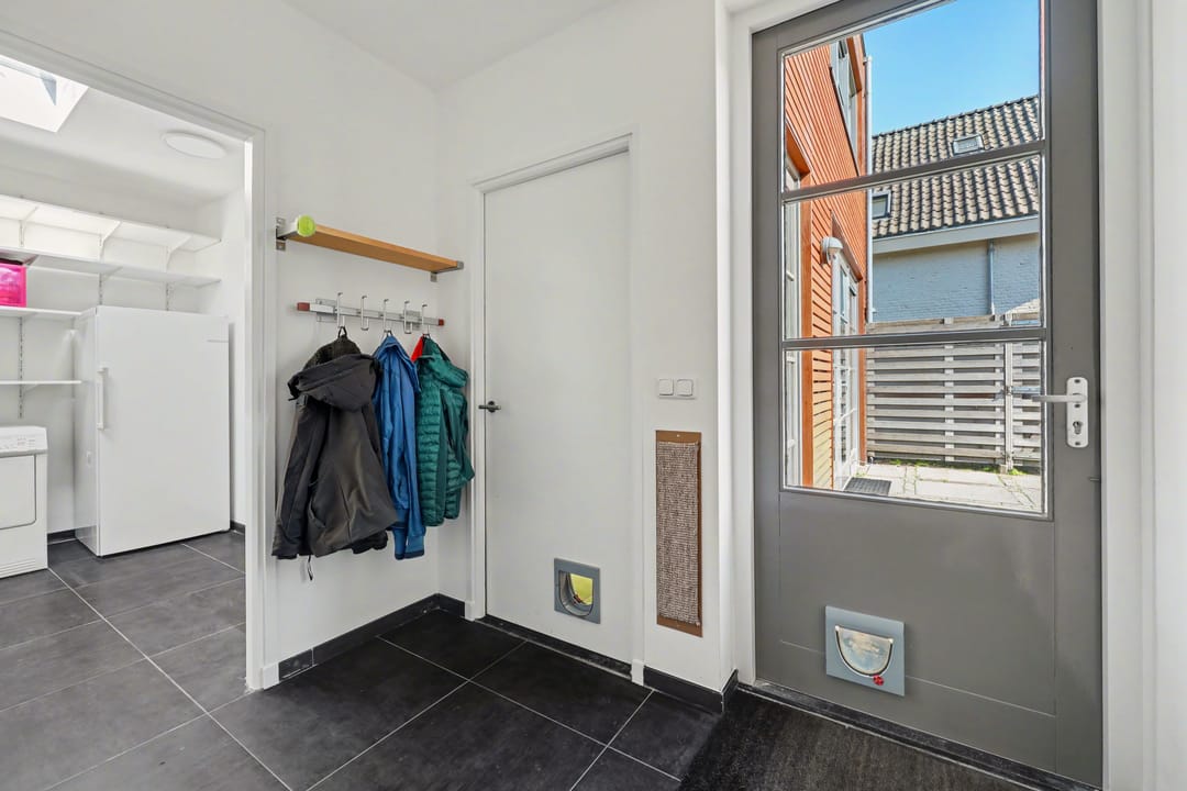 Spacious detached family home with modern extension and deep south-facing garden — 17