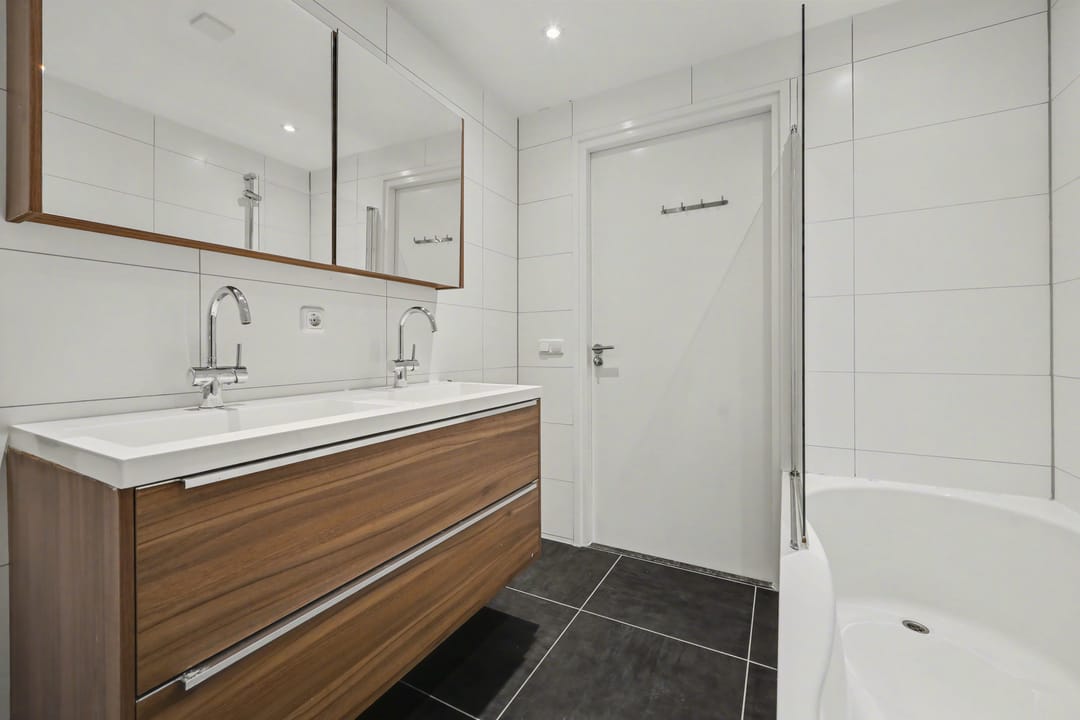 Spacious detached family home with modern extension and deep south-facing garden — 24