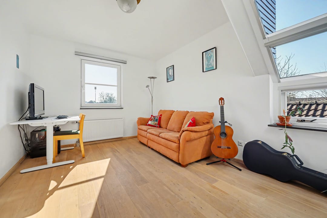 Spacious detached family home with modern extension and deep south-facing garden — 26