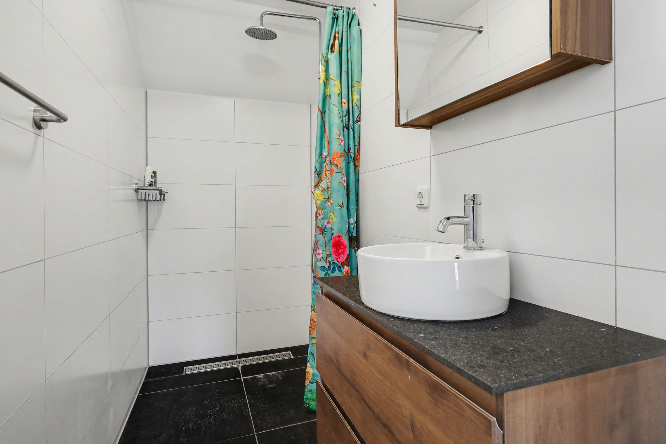 Spacious detached family home with modern extension and deep south-facing garden — 28