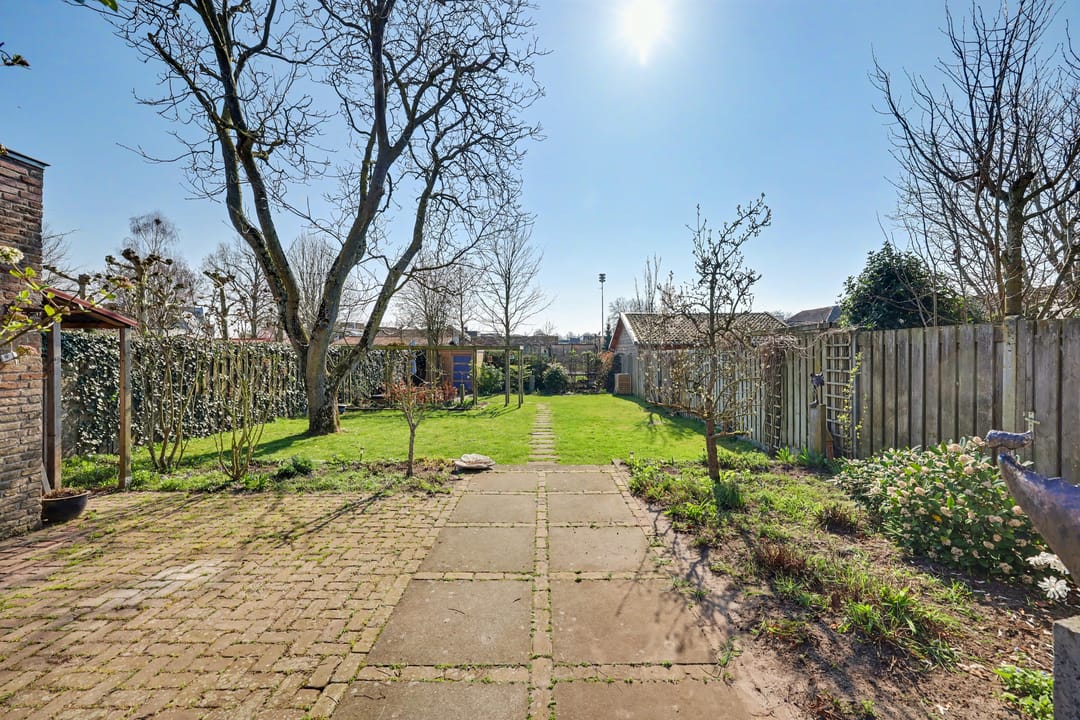 Spacious detached family home with modern extension and deep south-facing garden — 37