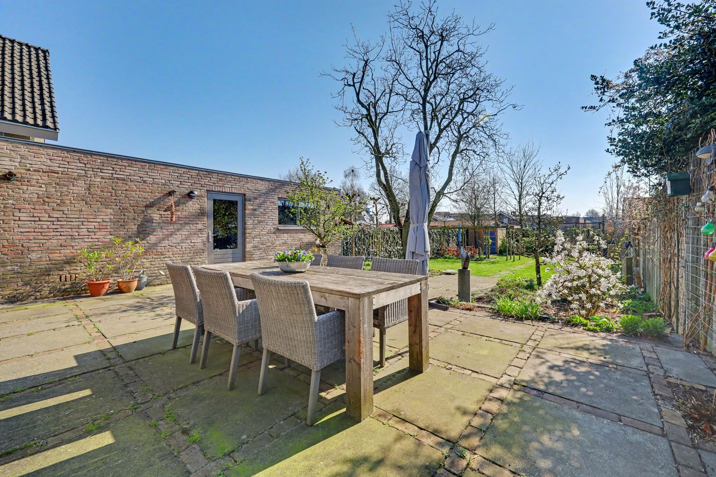 Spacious detached family home with modern extension and deep south-facing garden — 38